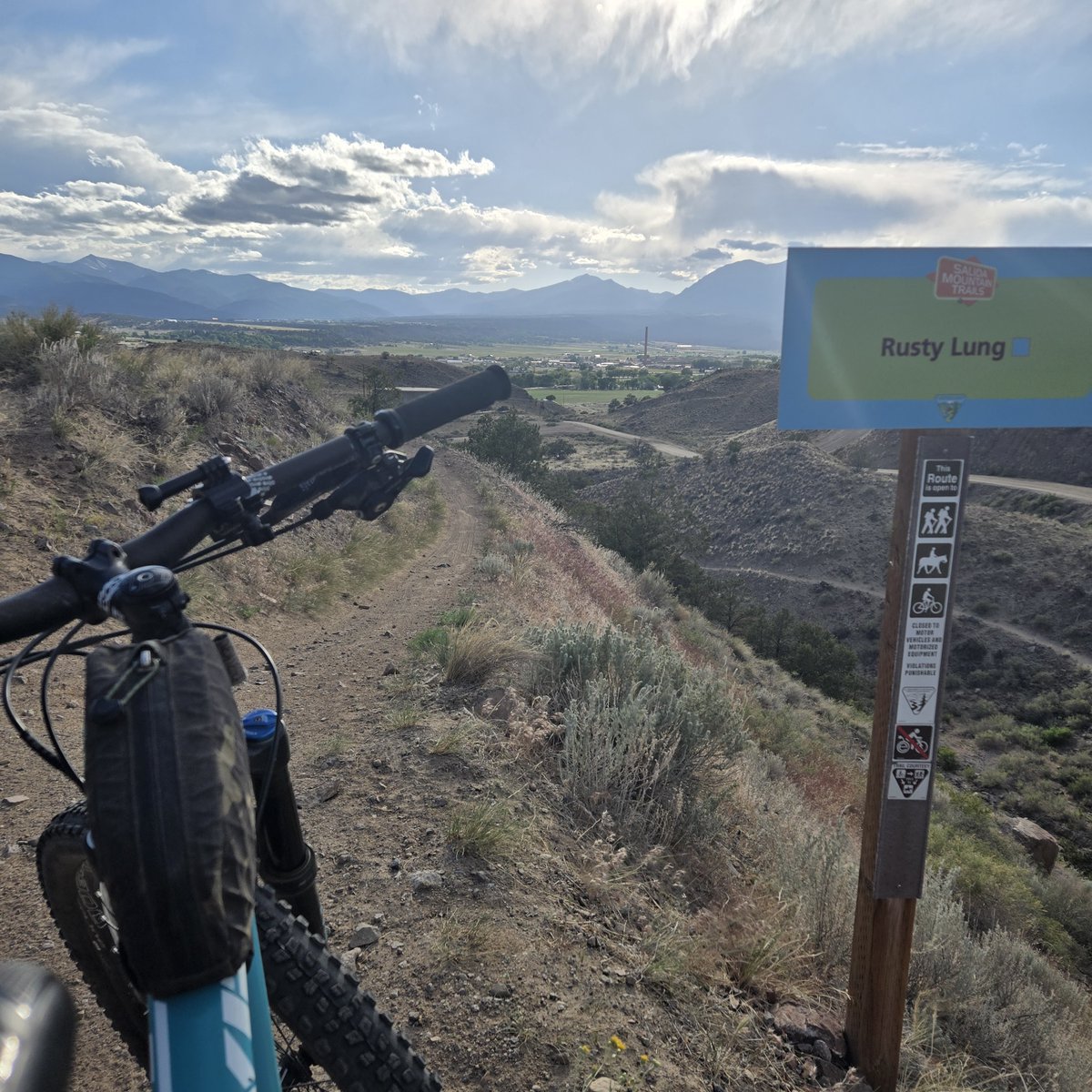 XCountryLiving's tweet photo. Rig validation high above Chaffee County, CO as the sun drops. Technical mountain climbs require an ultra-efficient drivetrain configuration and dialed wheelsets. ๐๏ธ๐ฒ
Exact specs sheet: https://t.co/8ph8oiEZrj
#SalidaMTB #YetiBikes #MountainView #Singletrack https://t.co/E1jHTdukkF