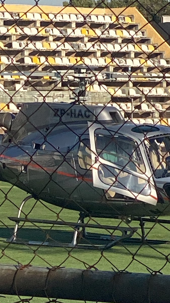 SinFaltapy's tweet photo. #Paraguay

El Pdte. de @APFOficial, Robert Harrison visita a sus amigos dentro de Asunción (ciudad pequeña) ¡¡EN HELICÓPTERO!!

Nos cuentan que esta mañana en el Club Recoleta había prueba de jugadores, pero fue interrumpida porque UN HELICÓPTERO ATERRIZÓ EN MEDIO DE LA CANCHA!!

Harrison fue a visitar a su amigo Luis Vidal, Pdte. del Club Recoleta, acompañado de Sanchez y Díaz de Vivar, y el helicóptero lo esperó durante veinte minutos mientras los jugadores de la categoría juvenil miraban incrédulos lo que ocurría. 

Luego continuaron el vuelo hacia Ypané, a 40 minutos de asunción. 

Un despilfarro de dinero totalmente innecesario, y nos cuentan que @RHarrisonP viaja a diario en helicóptero hacia y desde la APF en Luque. 

¿Lo paga usted, Sr. Harrison o lo pagan los (muy) pobres clubes paraguayos?