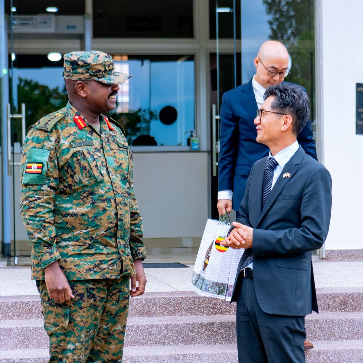 DonaldBusinge's tweet photo. Outgoing 𝐒𝐨𝐮𝐭𝐡 𝐊𝐨𝐫𝐞𝐚𝐧 𝐀𝐦𝐛𝐚𝐬𝐬𝐚𝐝𝐨𝐫 𝐇.𝐄. 𝐏𝐚𝐫𝐤 𝐒𝐮𝐧𝐠-𝐒𝐨𝐨 bids farewell to 𝐂𝐃𝐅 & 𝐒𝐏𝐀/𝐒𝐎 -  𝐆𝐞𝐧 𝐌𝐮𝐡𝐨𝐨𝐳𝐢 𝐊𝐚𝐢𝐧𝐞𝐫𝐮𝐠𝐚𝐛𝐚 @mkainerugaba at SFC HQ Entebbe.

Accompanied by DCM Heejo Choi & Sr Researcher Jaehoon Choi. Also present: Lt Gen Jack Bakasumba & Crispin Kaheru.

After 4.5 years, Amb. Park thanked President Yoweri Museveni, praised growing defence, health & infrastructure ties, and proposed Uganda open a mission in Seoul + sign BIPPA for more Korean investment