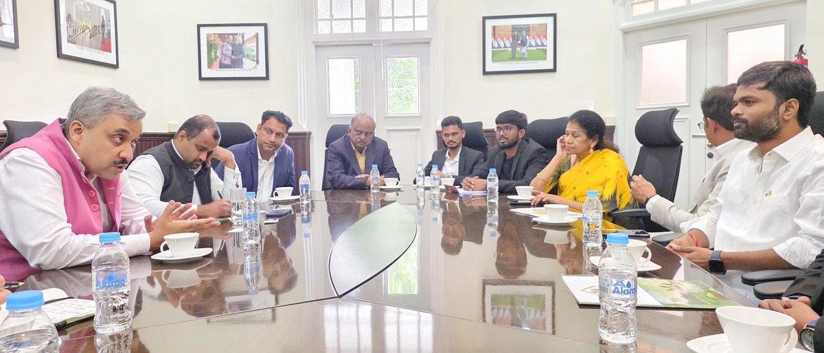 Explore2Expand's tweet photo. 🇮🇳🇸🇬 At the High Commission of India in Singapore, E2E delegates gained valuable insights into international growth opportunities. Guided by H.E. Dr. Shilpak Ambule and led by Sundeep Kumar Makthala, the engagement strengthened pathways for global expansion.#E2E # Singapore https://t.co/sUucTlYAD7