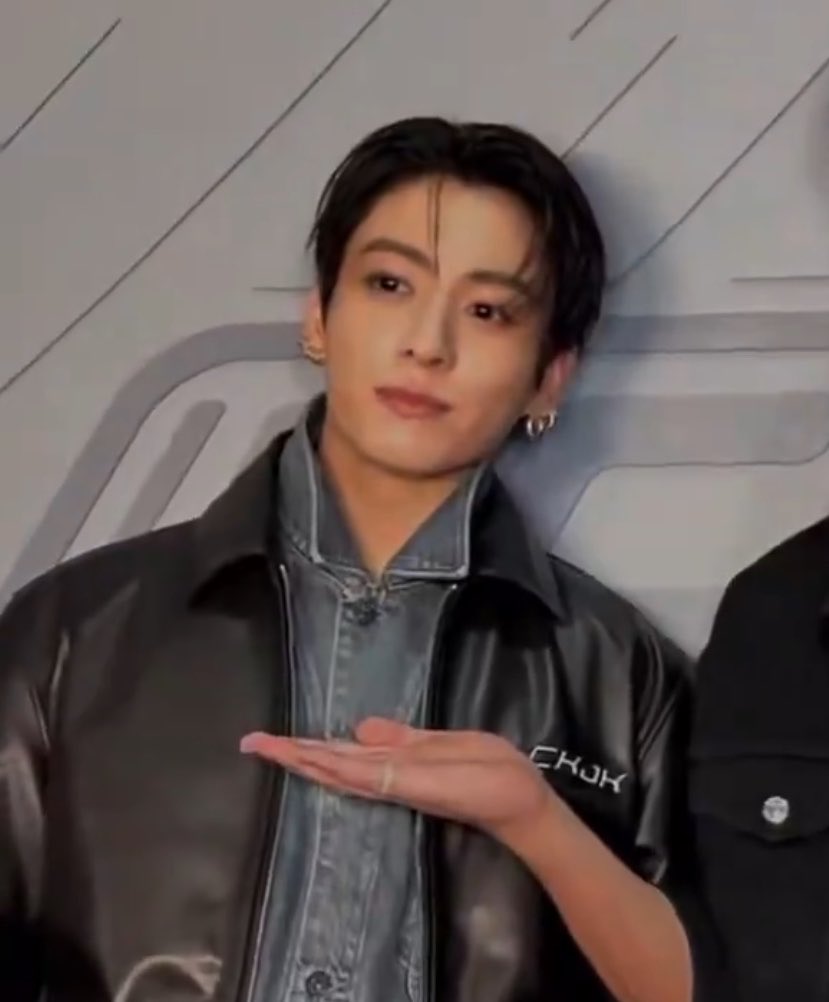 sugamihoney's tweet photo. — #JUNGKOOK luciendo tan espectacular en el evento de CALVIN KLEIN mostrando su colección, siendo embajador global de la marca. EL PORTE 😭🔥

JUNGKOOK AT CKJK EVENT
JUNGKOOK FOR CALVIN KLEIN
#JUNGKOOKxCALVINKLEIN https://t.co/lfn5uzVWO9