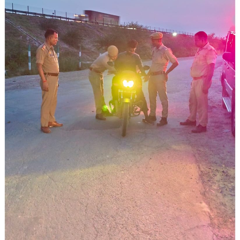 unnaopolice's tweet photo. जनपद में सुरक्षा एवं शांति व्यवस्था को अक्षुण्य बनाये रखने हेतु आज दिनांक 04.06.2026 को थाना औरास पुलिस द्वारा थाना क्षेत्र में सन्दिग्ध/व्यक्ति/वाहनो की चेकिंग की गयी। #UnnaoPolice
@Igrangelucknow https://t.co/nNdcMxfZrC