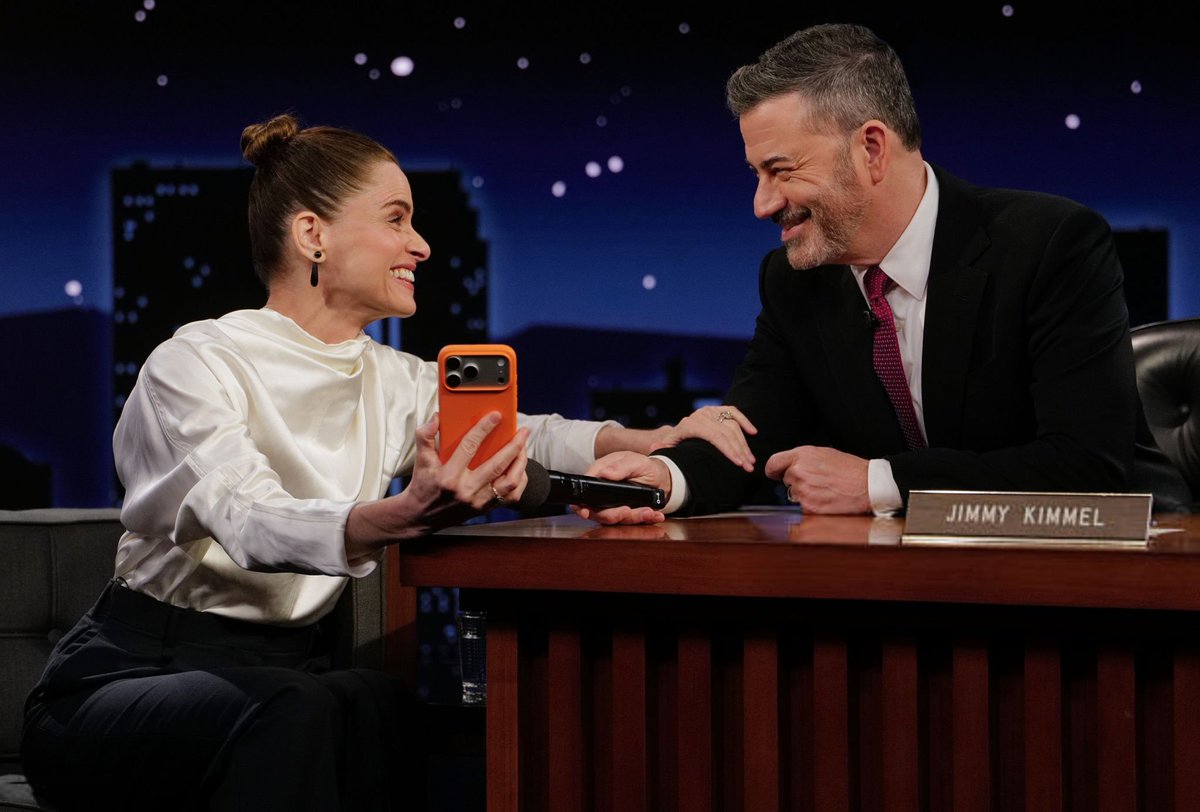 BraSarahPaulson's tweet photo. Durante sua entrevista ao Jimmy Kimmel Live!, Amanda Peet fez uma chamada de vídeo para Sarah Paulson para provar a Jimmy Kimmel que é a melhor amiga da atriz 🥰 https://t.co/ZA6kB4ZVXM