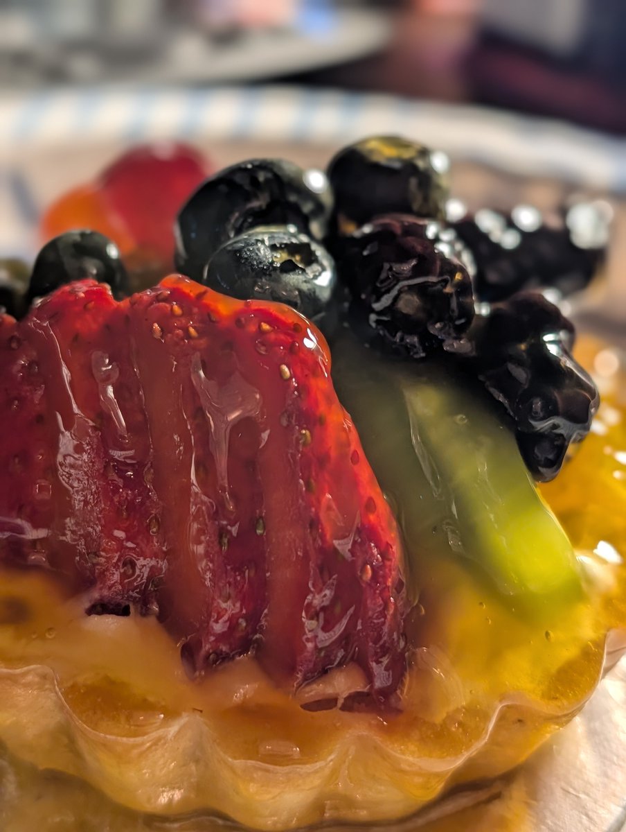 bfearless333's tweet photo. had the most delicious fruit tart yesterday. the pictures of this beauty😍🤌🏻 not my work though..😌 https://t.co/G3UpVDcIkl