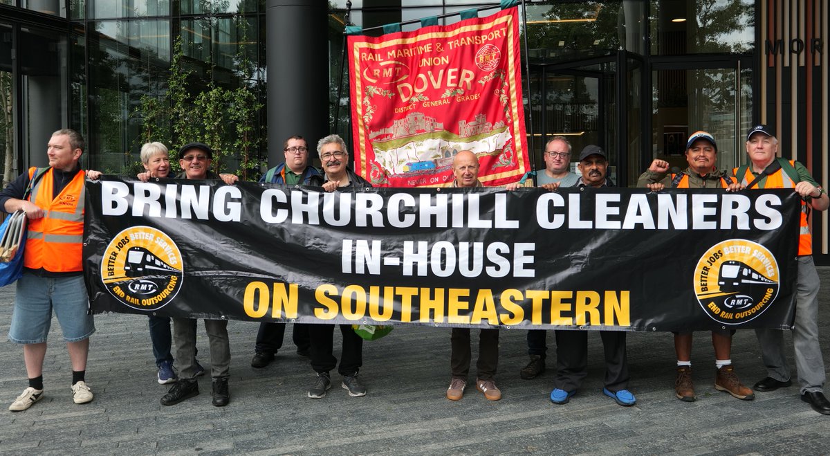RMTunion's tweet photo. RMT members taking the campaign for rail insourcing to London Bridge station this morning
#EndRailOutsourcing https://t.co/grWkChgtcy