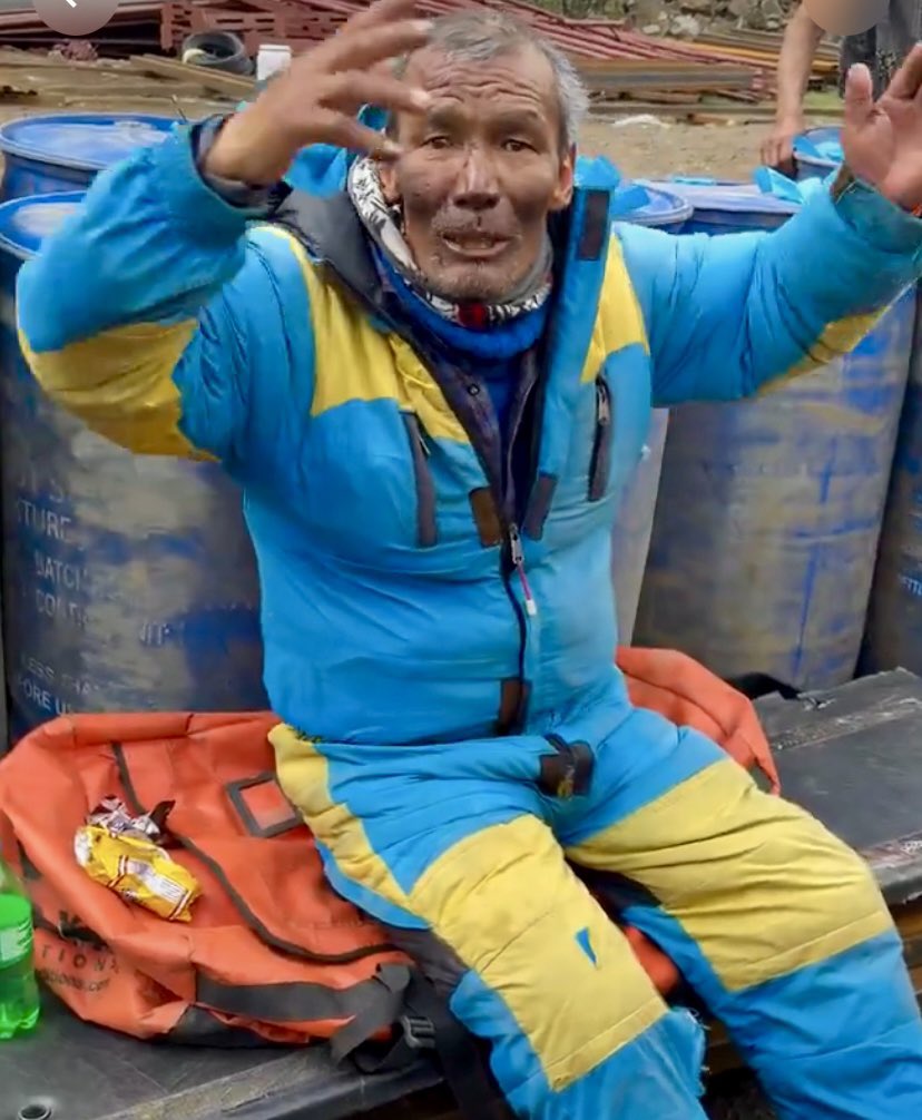 KrisAnnapurna's tweet photo. Dawa Hillary Sherpa (52 años, de Okhaldhunga, Nepal), guía sherpa experimentado, fue dejado atrás el 29 de mayo de 2026 (último día de la temporada) durante el descenso del Everest, cerca de la zona de la muerte.

Dawa guiaba a un cliente polaco con Himalayan Traverse Adventure (agencia nepalí). El cliente —que escalaba sin oxígeno suplementario— sufrió congelaciones graves cerca del Collado Sur  (Campo 4, 7.950m), por lo que dieron la vuelta.

En el descenso por la Cara de Lhotse (cerca del Campo 3 / Yellow Band, 7.500-7.600 m), Dawa se detuvo a descansar con mochila pesada y les dijo al cliente y a otro sherpa que siguieran. Se separaron.

El cliente y otro sherpa llegaron al Campo 2 (6.400 m), de donde fueron evacuados en helicóptero. Dawa no apareció.

La temporada en el Everest cerraba ese mismo día. Los Icefall Doctors retiraban las escaleras de la Cascada de Hielo del Khumbu poco después (zona 5.500-6.000 m). 
Su empresa tardó días en reportarlo y no activó una búsqueda inmediata.

El miércoles 3 de junio subió un helicóptero (de 8K Expeditions, a petición de la familia), pero no lo vio a pesar de buscar desde la Cascada de Hielo hasta Campo 3.
Críticas duras por negligencia y falta de apoyo.

Final milagroso (hoy, 4 de junio): Dawa sobrevivió 6-7 días solo en la montaña (sin oxígeno, sin comida, solo, sin ayuda). 

Bajó arrastrándose más de 2.000 m por la vertiginosa Cara de Lhotse, Western Cwm y la peligrosa Cascada de Hielo del Khumbu, arrastrándose hacia el Campo Base . Un equipo de limpieza lo encontró cerca del Crampon Point, consciente pero con graves congelaciones. Dawa hablaba lento y estaba débil. Le dieron una sopa caliente. Fue evacuado en helicóptero a Kathmandu, donde está en el hospital recuperándose. 
Su familia ya preparaba los funerales.

Pero como dice la canción de Cheo Gallego:

"Nadie sabe si luego de la muerte podemos vernos, 
nunca;
Que si el infierno que resguardas tú
Lo guardas, pero en tu yo interno
NUNCA."

📷Mingmar Sherpa/Capitán Bibek Khadka
