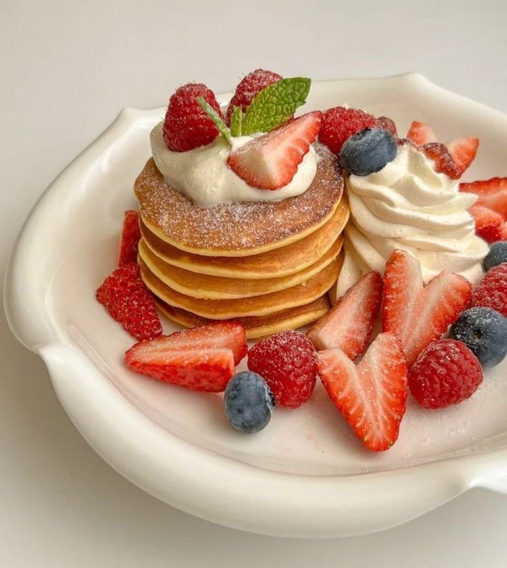 daily_dolce's tweet photo. Pancakes + fruit is the best breakfast https://t.co/tw9X3b8kXt