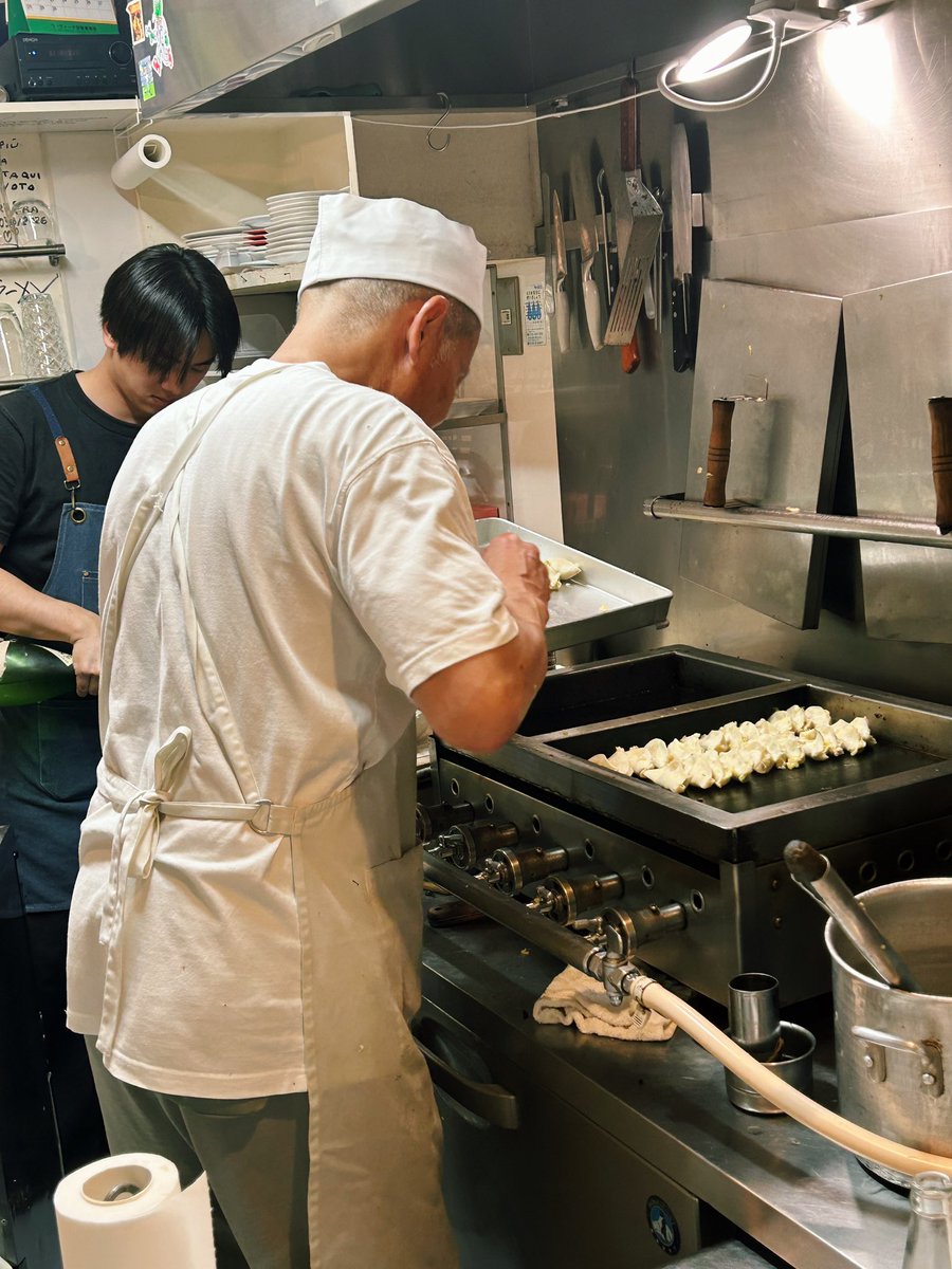 CarlaMourinho's tweet photo. Un lugar micro y las gyozas caseras de Taizo: las hace una a una delante de ti (yo fascinada). https://t.co/XpUMeESuO6