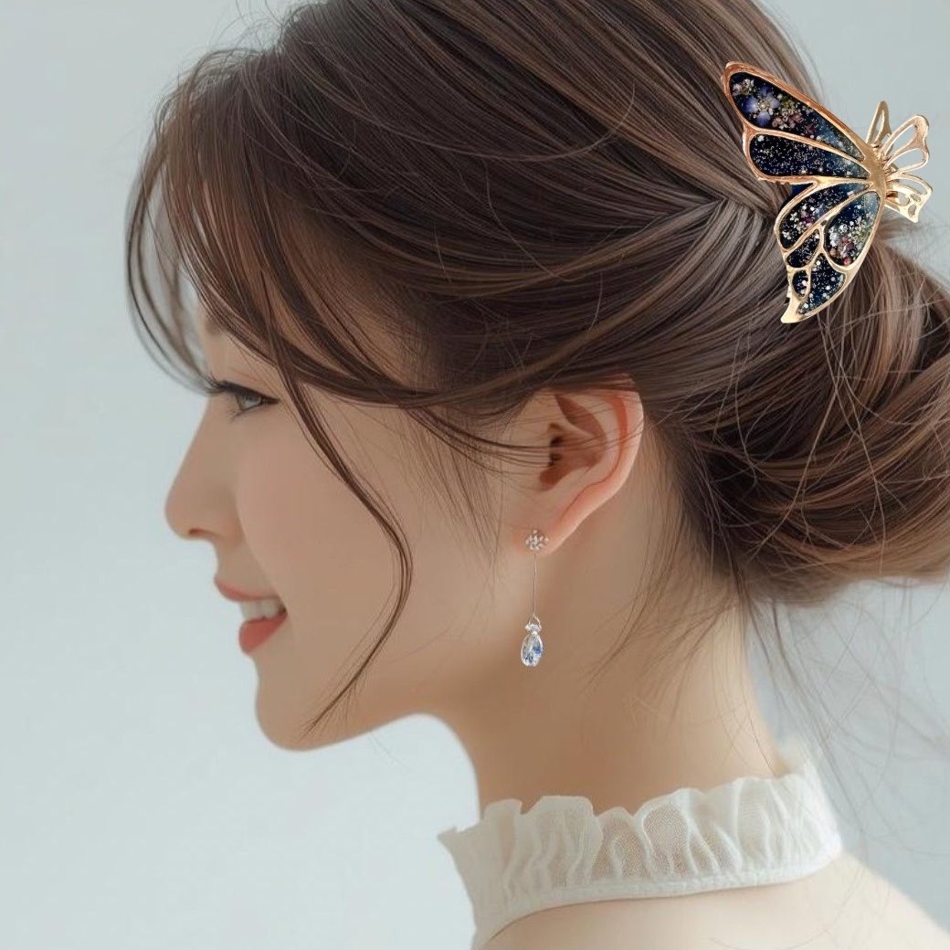 Delphimee's tweet photo. 深い碧色が美しい【夜空の輝き】
バタフライバンスクリップ🦋

🌌フレームのお色がゴールドorシルバーで雰囲気も変わりますね♡

 #365DlYtheme 
 #蝶  #HMJ https://t.co/fEJXO73qxp