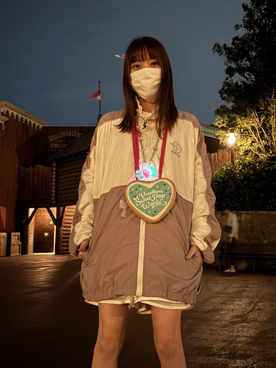 SuhsoaB's tweet photo. 帰宅~!
今日はﾎﾛﾗｲﾌﾞがきっかけで仲良くなった方達とディズニーに行ってきた~!
4年振りのディズニーだったので色々変わってたり大好きなヴァネロペのグッズ売ってて幸せだったりやっぱりディズニーは幸せだなぁと思った🥺
朝から夜まで外にいたのに全然元気!🤣
たくさんありがとうございました!! https://t.co/lrlCMACqld