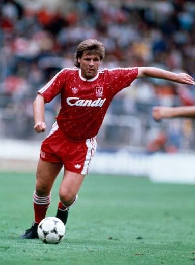 JimmyMu35984013's tweet photo. Jan Mølby for Liverpool:

🏟️ 292 appearances ⚽ 62 goals 🏆 3 First Division titles 🏆 2 FA Cups

One of the most gifted footballers ever to wear the Liver Bird.

Class isn't about speed.
Class is Jan Mølby. 🔴 https://t.co/vgzDgA0pSo