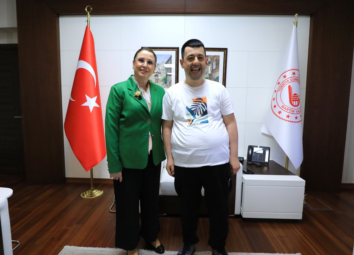 tcbartinvalilik's tweet photo. Gündüz Bakım, Rehabilitasyon ve Aile Danışma Merkezi Müdürlüğünden hizmet alan özel gereksinimli bireyimiz Berke Kaya ve ailesi, Aile ve Sosyal Hizmetler İl Müdürü Yavuz Korkmaz ile birlikte Valimiz Dr. Nurtaç Arslan’ı makamında ziyaret etti.

Sıcak ve samimi bir ortamda gerçekleşen ziyarette özel gereksinimli bireyimiz ve ailesiyle bir süre sohbet eden Valimiz kendilerine sağlık, mutluluk ve huzur dolu bir yaşam temennisinde bulundu.