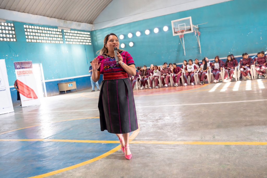 ConjuveGuate's tweet photo. Como parte de nuestro compromiso con la educación básica y media, continuamos socializando la #PNJ2025_2040, y en esta ocasión llegamos al #INCA, jornada vespertina, donde nos recibieron 300 estudiantes de distintas carreras académicas. 🎒👩🏻‍🎓 https://t.co/JNkwPxYHa7