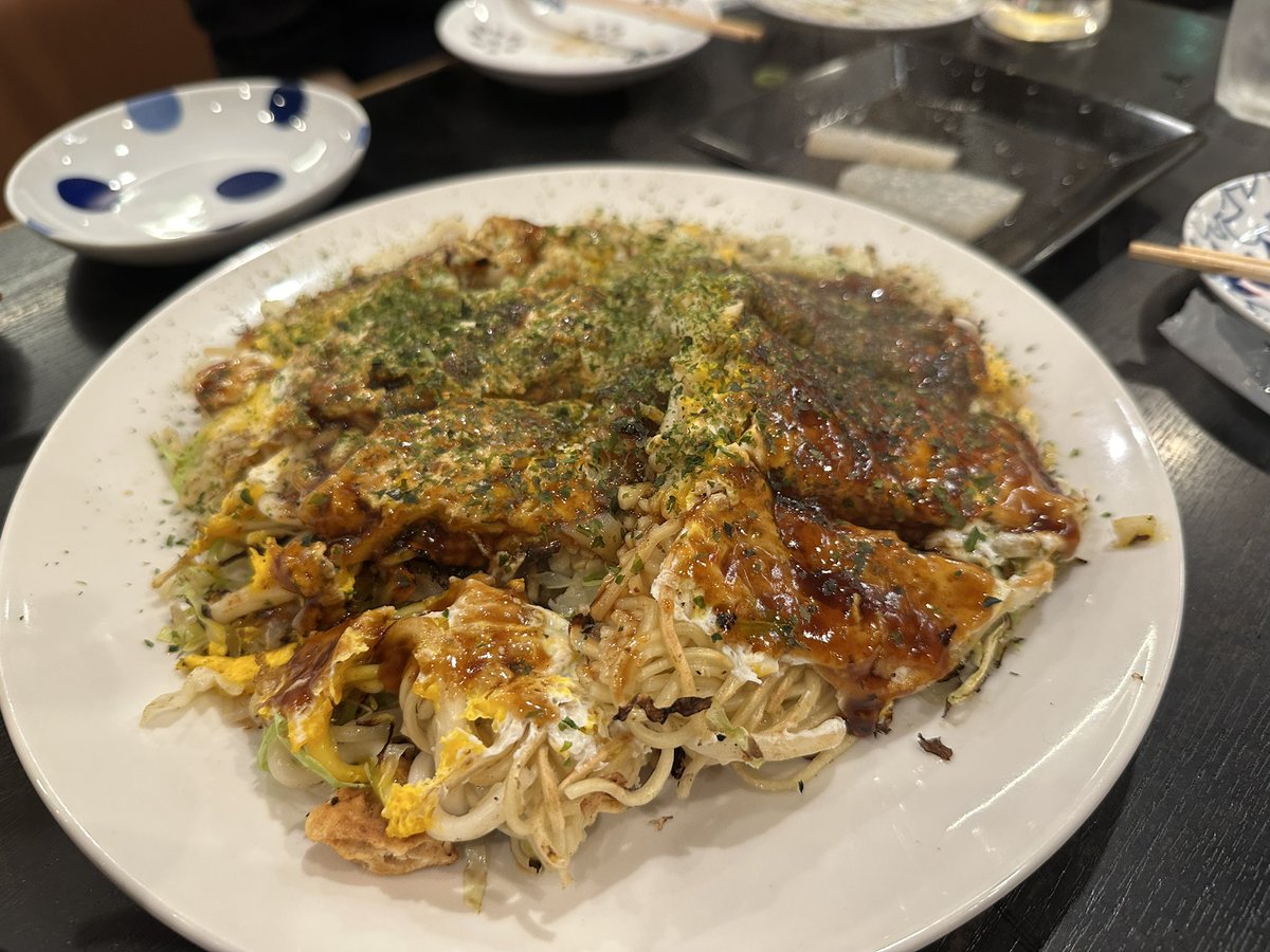 sinitono's tweet photo. お好み焼きやらなんやら散々食べたけど、食べなきゃ損した気がするのでホテルのサービスのラーメンも食べる🐷 https://t.co/gPHT5a2glb