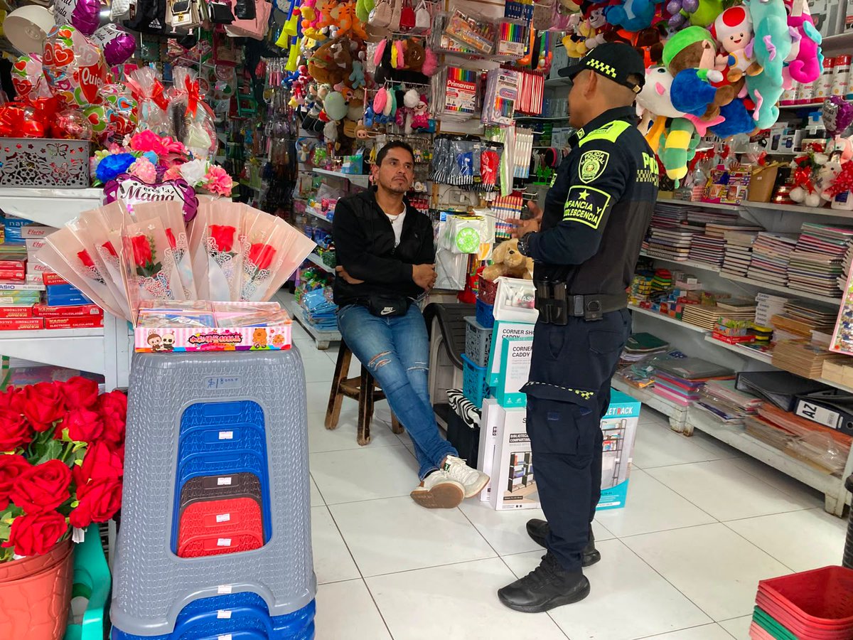 ProteccionPonal's tweet photo. Con la Estrategia E-PAIS seguimos en #Ibagué llevando prevención al sector comercio, creando conciencia sobre el trabajo infantil y socializando líneas de atención para la denuncia oportuna👮💚.
#JuntosPorLaNiñez https://t.co/3L1JtVSDbe