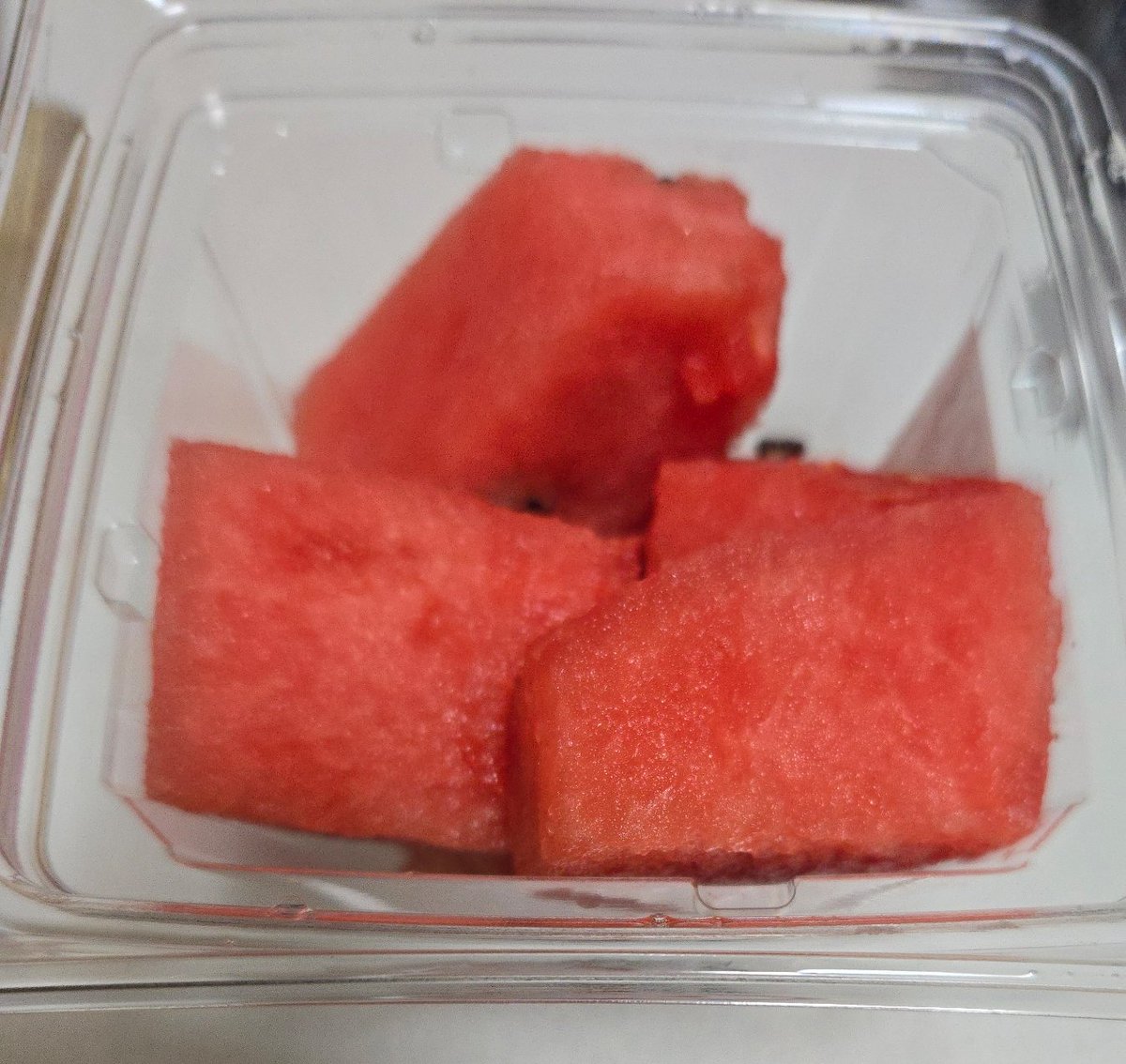 Collapse_parade's tweet photo. 他人様のお誕生日お祝いと称して今年初の🍉と、無事に抜糸して貰ったので🍺解禁！！
(　ﾟдﾟ)ﾝﾏｯ!

エビも食べたけど、普段食べる係なので美味しそうに撮れなかった😂 https://t.co/nMS2LqY86k