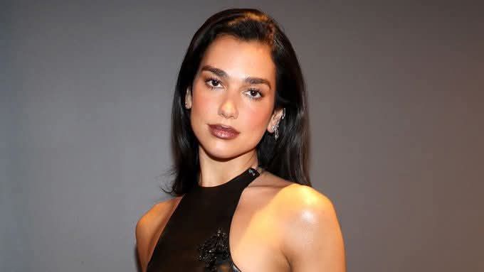 fidanngull's tweet photo. Dua Lipa'nın 2026'daki öne çıkan adımları:

• Samsung'a dava açtı.
• İsrail'i desteklediği gerekçesiyle Disney ve HBO ile ortaklık tekliflerini reddetti.
• Coca-Cola ile ortaklığı reddetti.
• Jeffrey Epstein'ı alenen eleştirdi.
•Babasıyla birlikte bir hayır kurumu kurdu. https://t.co/uk8Q4i2hVX