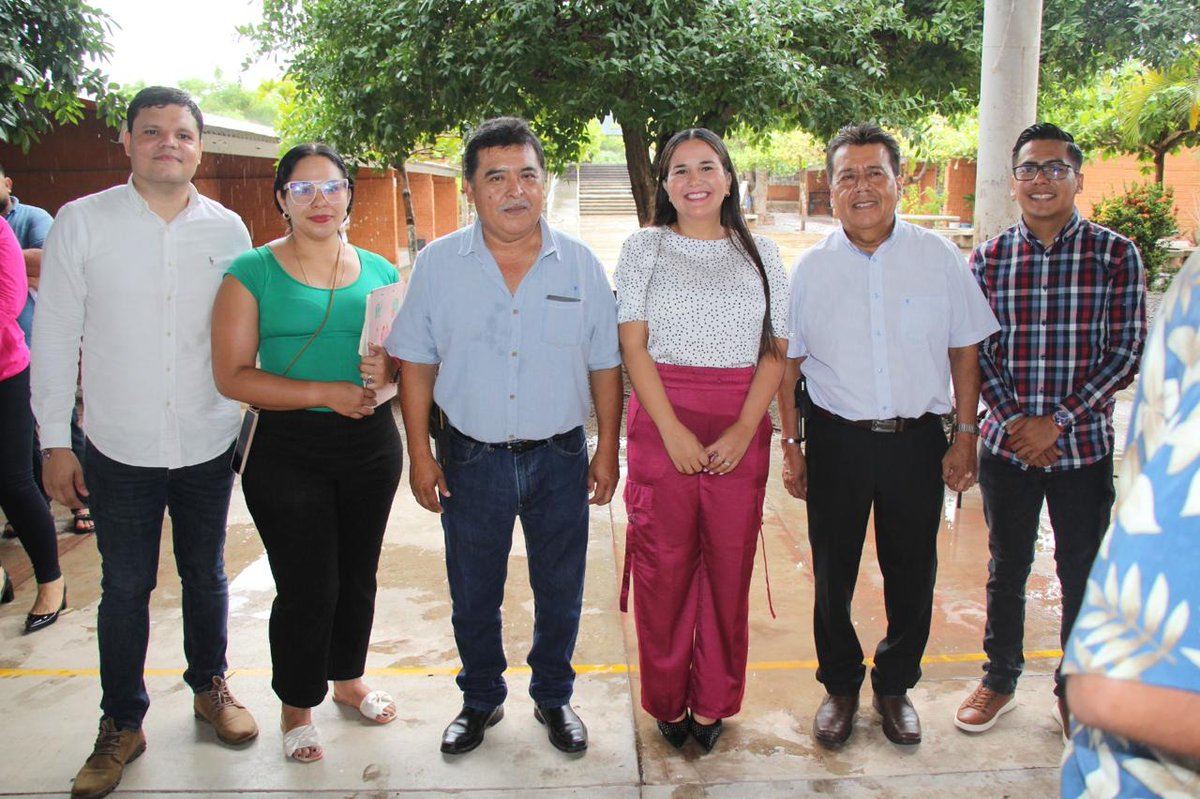 educacioncolima's tweet photo. Con esta entrega inicia en Ixtlahuacán la distribución de estos apoyos que fortalecen la permanencia escolar y brindan a las y los estudiantes las herramientas necesarias para comenzar el próximo ciclo escolar en mejores condiciones.✨

#EducaciónyCulturaColima https://t.co/9H3D5IlloW