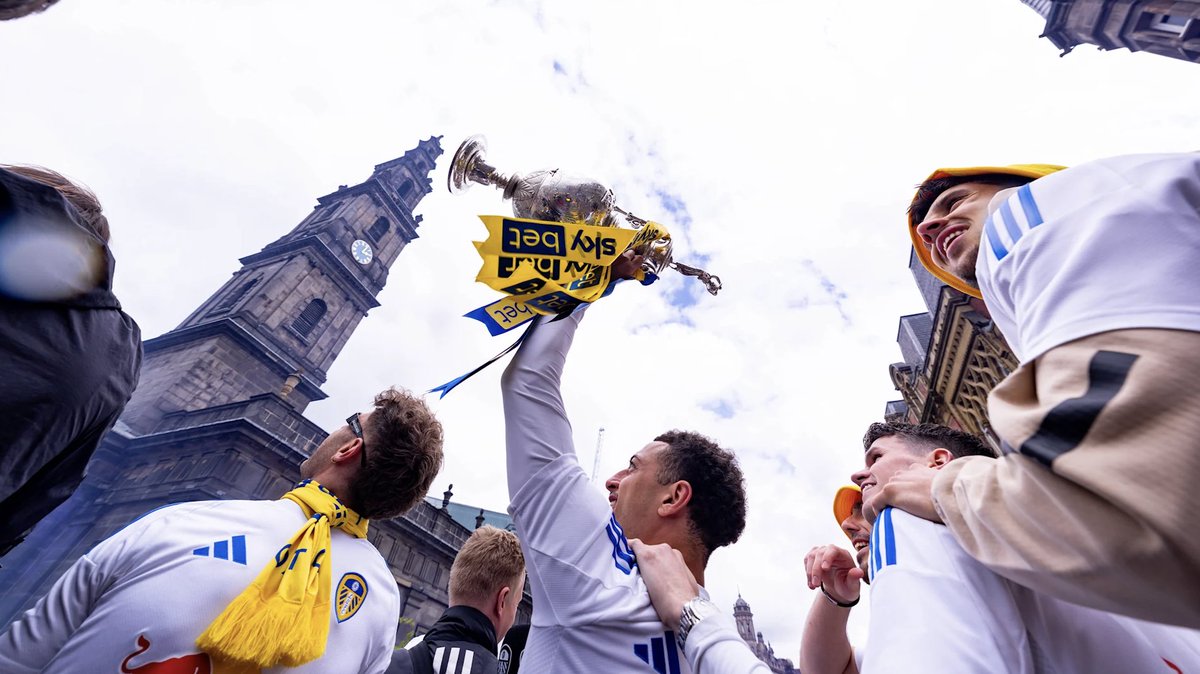 LUFCDATA's tweet photo. Ethan Ampadu's career at Leeds:

126 apps
122 starts
97 league apps
91 apps as captain
64 matches won
50.8% win rate
49 clean sheets
48 wins as captain
3 goals
3 assists
3 seasons
2 x Leeds United Player of the Year
1 x Leeds United Players' Player of the Year
1 league title

💪 https://t.co/GbsISoEyFs