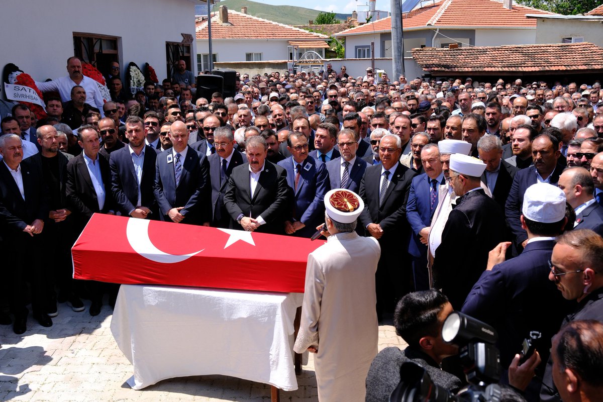 bbpgenelmerkez's tweet photo. Genel Başkanımız Sayın @Mustafa_Destici, kıymetli ağabeyi Halil Nural Destici’yi Eskişehir’in Günyüzü ilçesine bağlı Gecek Mahallesi’nde kılınan cenaze namazının ardından dualarla ebediyete uğurladı.

Merhuma Cenab-ı Allah’tan rahmet; Sayın Genel Başkanımıza, kederli ailesine, yakınlarına ve Büyük Birlik camiamıza bir kez daha sabır ve başsağlığı niyaz ediyoruz.

Mekânı cennet, makamı âli olsun.