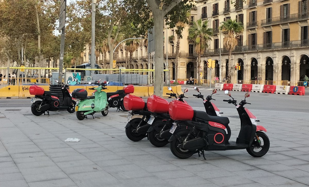 bcnbici's tweet photo. @cmarquezdaniel La raó que ha donat l'alcalde és l'incivisme. Com si no tinguessim motos de sharing aparcades per tot arreu... https://t.co/gTCOT4e9zC