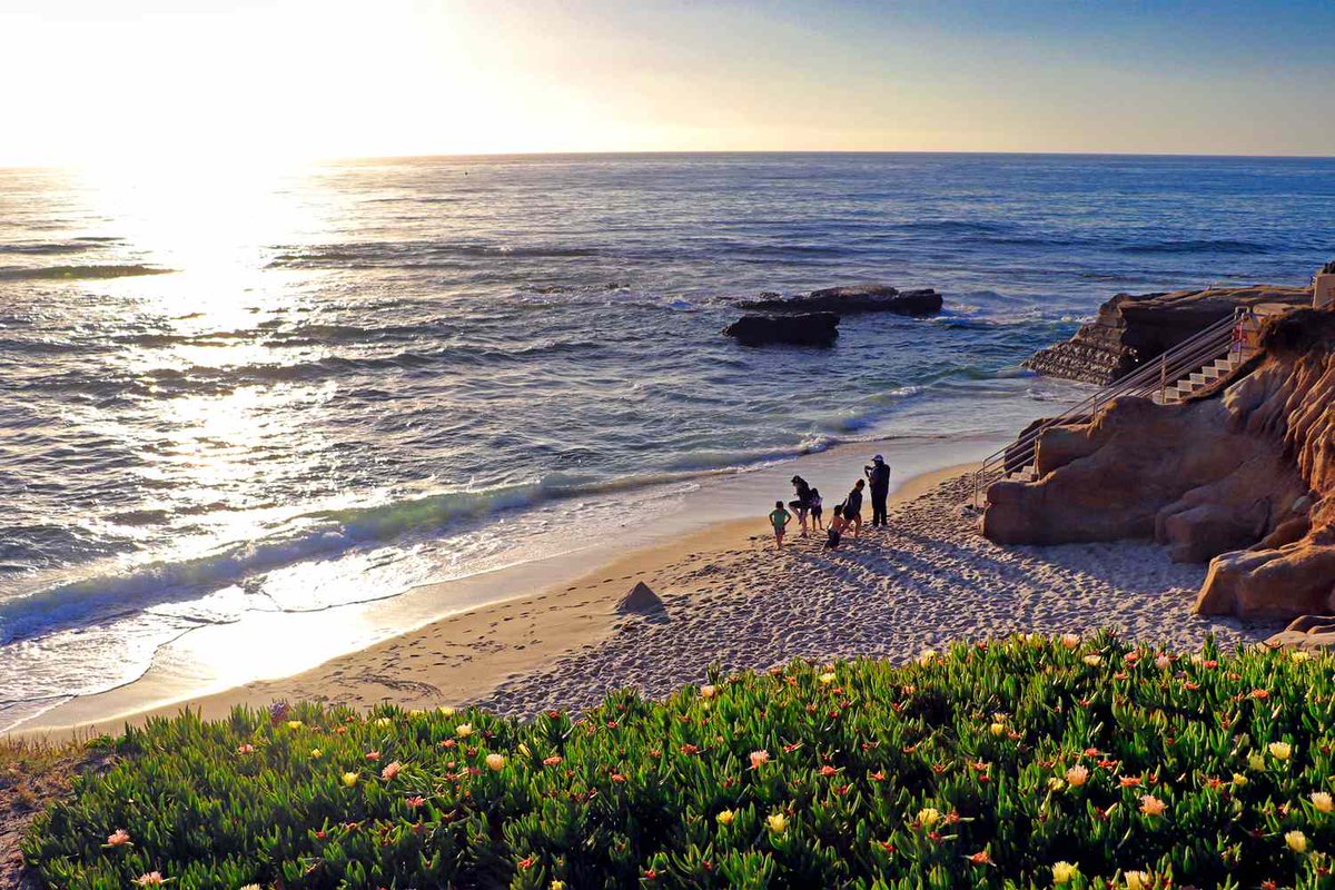 thealepalombo's tweet photo. 9/ San Diego, California 🇺🇸

The textbook American mild climate. Temps mostly sit between 14°C (Jan) and 22°C (Aug). It never freezes. 344 days a year above 16°C, only ~25 days above 27°C

Borderline-arid, sunny, ocean-cooled: the definition of inoffensive weather

This is the one many assume will top the list.

San Diego is the benchmark people reach for when they say "perfect weather." And it nearly is. It just isn't quite Las Palmas.

But there are challenges:

- It's expensive: one of the priciest housing markets in the US
- Immigration is the real wall unless you're American or have a visa path
- "May Gray / June Gloom" brings weeks of coastal overcast
- Wildfire smoke can intrude in late summer

The gold standard for North America.