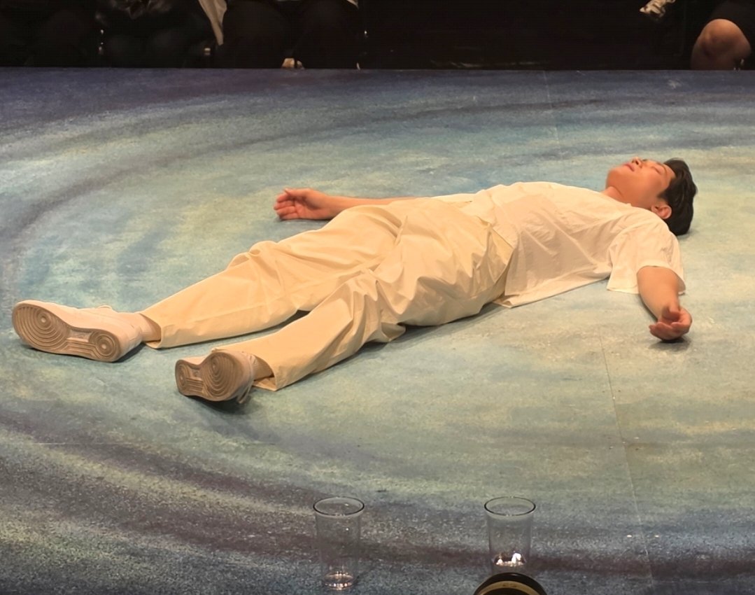 8949_010's tweet photo. 화이트래빗 레드래빗

처음 봤을때는 이건 정말 배우도 관객도 일평생 단 한번의 경험으로 끝내야겠구나 싶었다...
근데 난 슈의 공연도 보고픈걸?
예매해놓은거 취소할까 하다가 그냥 봤는데...
오늘 너무 좋았다...
토끼실험도 극작가가 어떤걸 얘기하고 싶었던걸까 하는것도 확 다가옴... https://t.co/5QMMOKF7k0