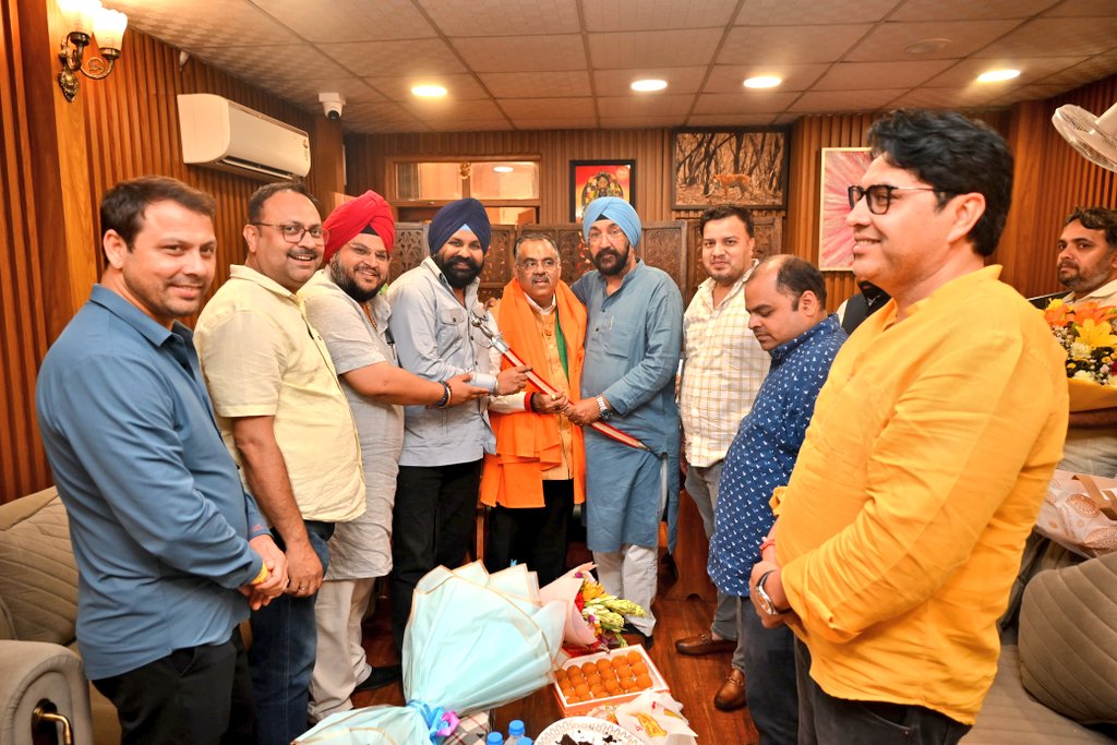 impreetsbakshi's tweet photo. ਭਾਜਪਾ ਦੇ ਕੌਮੀ ਜਨਰਲ ਸਕੱਤਰ, ਪੰਜਾਬੀਆ ਦੀ ਸ਼ਾਨ, ਗੁਰੂ ਨਗਰੀ ਅੰਮ੍ਰਿਤਸਰ ਦੇ ਪੁੱਤਰ, ਵੱਡੇ ਵੀਰ ਸਤਕਾਰਯੋਗ @tarunchughbjp ਜੀ ਨੂੰ ਰਾਜ ਸਭਾ ਸਾਂਸਦ ਬਣਨ ਦੀ ਲੱਖ ਲੱਖ ਵਧਾਈਆਂ।🙏💐

ਤੁਹਾਡਾ ਸੰਗਠਨਾਤਮਕ ਅਨੁਭਵ, ਲੋਕ ਸੇਵਾ ਪ੍ਰਤੀ ਸਮਰਪਣ ਅਤੇ ਰਾਸ਼ਟਰ ਹਿਤ ਪ੍ਰਤੀ ਅਟੱਲ ਵਚਨਬੱਧਤਾ ਰਾਜ ਸਭਾ ਵਿੱਚ ਪ੍ਰਭਾਵਸ਼ਾਲੀ ਪ੍ਰਤਿਨਿਧਿਤਵ ਕਰੇਗੀ।

ਤੁਹਾਡੇ ਉਜਵਲ, ਸਫਲ ਅਤੇ ਲੋਕ-ਹਿਤੈਸ਼ੀ ਸੰਸਦੀ ਕਾਰਜਕਾਲ ਲਈ ਹਾਰਦਿਕ ਸ਼ੁਭਕਾਮਨਾਵਾਂ।🏵️