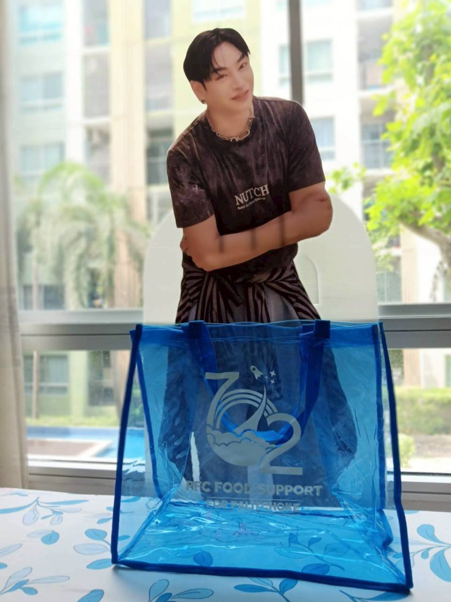 PalitBD2022's tweet photo. กระเป๋าสาระพัดประโยชน์จากบ้าน @PFC_FoodSupport กระเป๋าที่ไว้ใส่ให้ของกินให้คุณเค้า (ตามภาพคุณโมเดล) ก็มีมาให้นุชจับจ่ายไว้ครอบครองในงานด้วย  อยากจะบอกว่ามีมาไม่เยอะจำนวนจัดอีกแล้ว😂

ขอบคุณบ้านฟู๊ดสำหรับของที่มาร่วมในงานนะคะ🙏
#HallOfLove702 
#เป๊กผลิตโชค #PeckPaLitChoke https://t.co/IUleBlYvRt