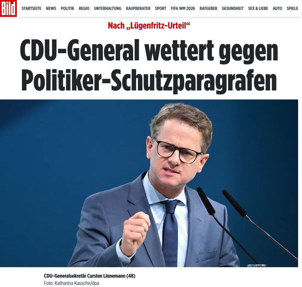 Der_Kompass_'s tweet photo. Carsten Linnemann: Glaubwürdigkeit sieht anders aus - sein nächster Fehlschlag

Carsten Linnemann, einst Hoffnungsträger, neben Merz, Wadephul & Co eine der größten Enttäuschungen, kritisiert den Politiker-Schutzparagraphen §188 StGB.

Das Problem: Als der Bundestag über dessen Abschaffung abstimmte, votierte die CDU/CSU-Fraktion geschlossen dagegen, das heißt für den Erhalt. 195 Nein-Stimmen, 0 Ja-Stimmen.

Wer einen politischen Kurs ändern will, darf das tun. Aber dann sollte er offen sagen: „Wir haben uns geirrt.“

Erst gegen die Abschaffung stimmen und nur wenige Monate später deren Abschaffung fordern, wirkt weniger wie Überzeugung und mehr wie eine Reaktion auf den wachsenden Unmut in der Bevölkerung.

Politik braucht nicht mehr Empörung. Politik braucht mehr Glaubwürdigkeit. Werte, die man in CDU/CSU nicht mehr findet.