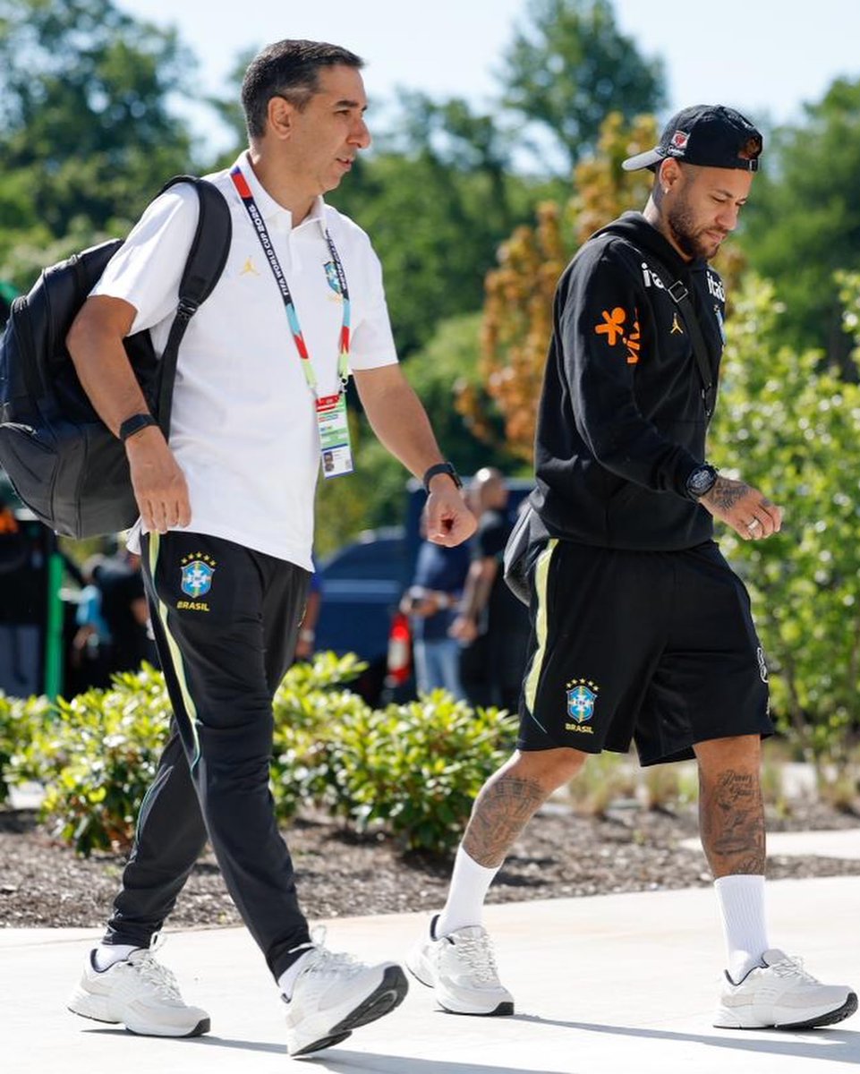 EmpNeymar's tweet photo. Neymar Jr. no dia de hoje. 📸 https://t.co/WumnHmZSEa