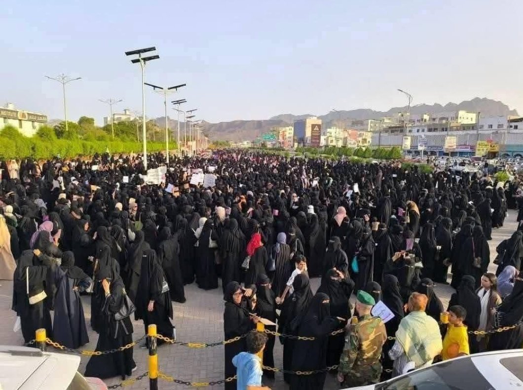 ShythZ48852's tweet photo. بينما #السلطة مشغولة بالتصريحات الفارغة والوعود الكاذبة. 
خرجن اليوم نساء عدن ليقلن بصوت واحد: كفى!  
كهرباء مقطوعة ،، ماء غائب ،، خدمات منهارة… 
#الحرائر حملن وجع الناس وواجهن الفساد بكرامة،، بينما المسؤولون يغطون في نوم عميق وكأنهم يعيشون في مدينة أخرى غير #عدن.

#تحية إجلال لنساء عدن الماجدات ،، اللواتي أثبتن أنهن أقوى من كل هذا الخراب ،، وأن صوت الحق لا يُطفأ مهما حاولوا إسكات الناس.
