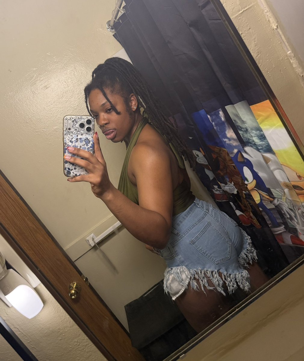 CarmaChae_DaLoc's tweet photo. Glowing and Growing. 🏋🏾‍♀️ If you knew better you do better. This summer is MINE 🥰💋 Leo season is coming 🦁😈 This is HER, I am SHE 👸🏾 #summer2026 #hotmom #gymbody #mombody #calmbeforethestorm https://t.co/vdS5V5J1tQ