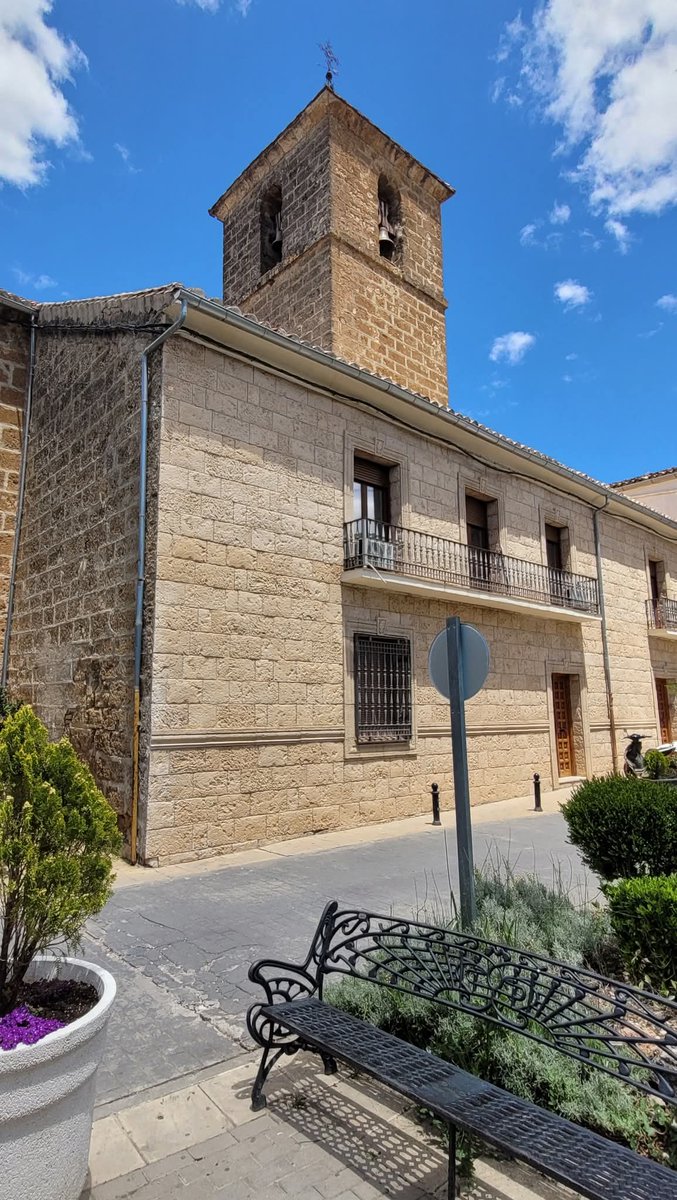 Carolo65's tweet photo. PUEBLOS DE JAÉN 
La casa del cura de la iglesia de Santiago Apóstol en Valdepeñas de Jaén. https://t.co/rJuLD3OlJb