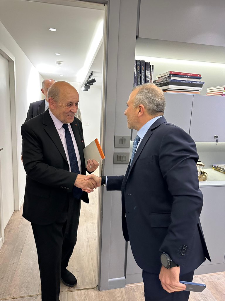 tayyar_official's tweet photo. باسيل يشدد بعد لقائه لودريان على احترام سيادة لبنان وحقوقه. 

استقبل رئيس التيار الوطني الحر النائب جبران باسيل الموفد الرئاسي الفرنسي جان إيف لو دريان يرافقه سفير فرنسا في لبنان إيرفيه ماغرو، ومستشار لودريان، جان-كلود ماليه، والمستشارين في السفارة الفرنسية ماري فافريل، ورومان كالفاري، وذلك بحضور النائبة ندى البستاني.
وتناول اللقاء آخر التطورات السياسية في لبنان، لاسيما الحرب ووقف اطلاق النار والانسحاب الاسرائيلي من جنوب لبنان والتحديات التي يواجهها لبنان على كافة المستويات، إضافة إلى الجهود الدولية المبذولة لدعم استقراره وتعزيز دور مؤسساته مع التأكيد على أهمية تطبيق الاصلاحات المالية. كما جرى البحث في العلاقات اللبنانية الفرنسية وسبل تطويرها، والتأكيد على أهمية استمرار التواصل والتعاون بين كافة الجوانب في المرحلة المقبلة.
وشدّد باسيل خلال اللقاء على ضرورة احترام سيادة لبنان وحقوقه فيما استمع الموفد الفرنسي إلى رؤية التيار الوطني الحر حيال التطورات الراهنة والمسارات الممكنة لمعالجة الأزمات القائمة وتسلم خلال اللقاء "مقترح حماية لبنان".