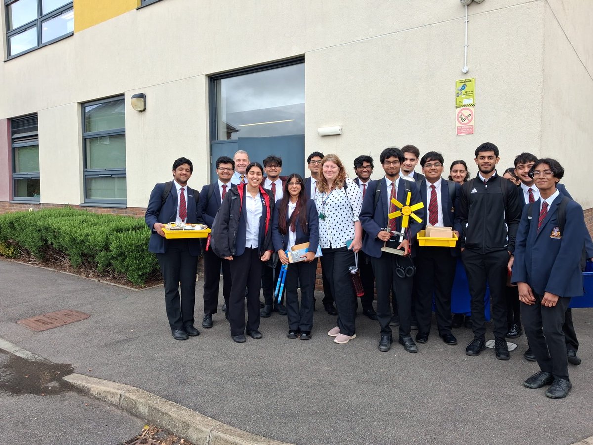 UCGSchool's tweet photo. Our Year 12 students visited @FoxboroughSch this week to support their Year 4 and 6 students with the topics of electric circuits and time travel – well done to all involved! https://t.co/MACDmxN6wd