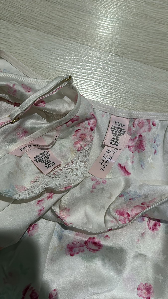 mtfloadsss's tweet photo. ส่งต่อชุดนอน #victoriasecret size s 1,500 ค่า ยังไม่เคยใส่ ซื้อมาผิดไซส์คับ🥹 

 #ส่งต่อvictoriasecret #victoriasecret #ส่งต่อvictoriasecret #victoriasecretthailand #รับหิ้วvictoriasecret #ส่งต่อเสื้อผ้ามือ2 #ส่งต่อเสื้อผ้ามือสอง #ส่งต่อเครื่องสำอางค์ https://t.co/7BaGU2fTod