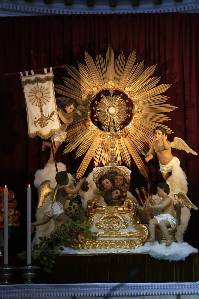 EventsCatolicos's tweet photo. Adoremos reverenteseste augusto Sacramento;y cedan los ritos viejosal Nuevo Testamento.

Supla la fe diligentelos sentidos insuficientes.

Al Padre y al Hijo seagloria, alabanza y honor;poder, majestad y gloria,bendición y bendición. https://t.co/PjiZ1vgIzr