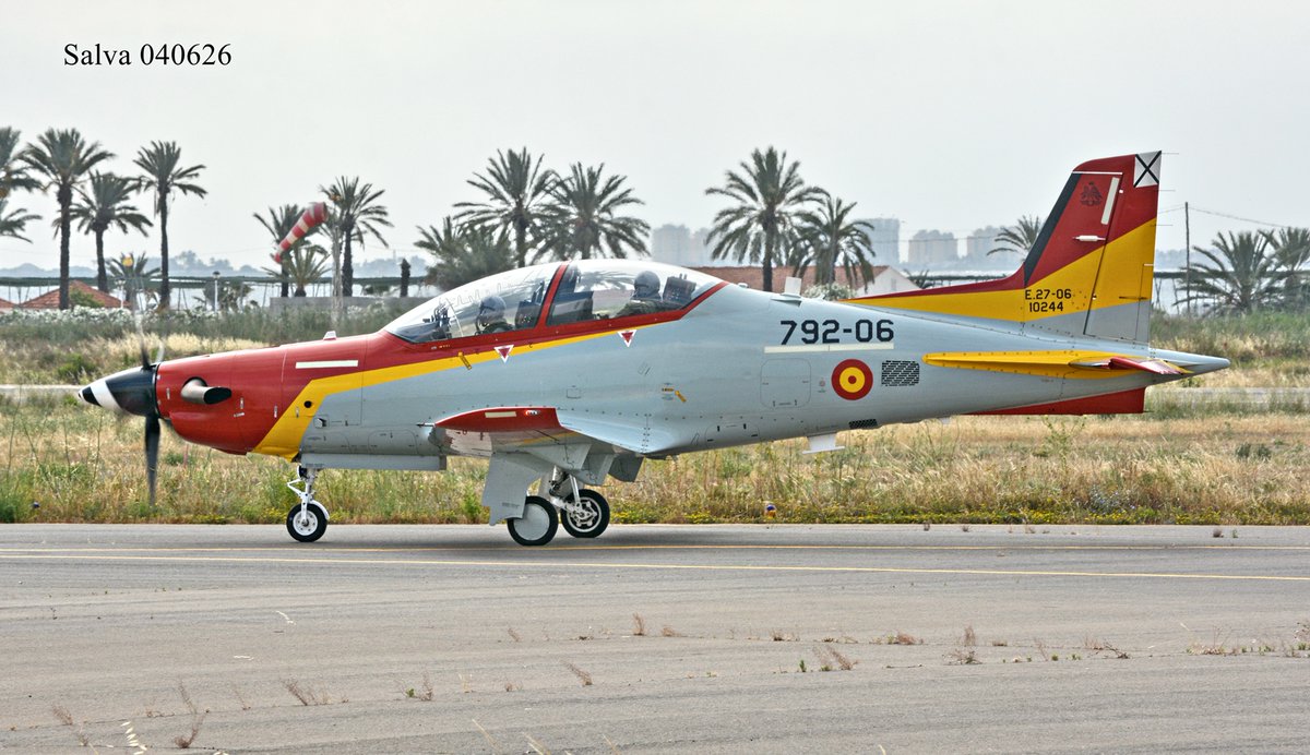 05derecha's tweet photo. Hoy he podido fotografiar la toma final de estos tres "Tordos". Primer periodo. Muchísimas gracias por el saludo. #PilatusPC21 #BASanJavier #AcademiaGeneraldelAire @EjercitoAire. @SpottersMurcia https://t.co/FukxuooFp0