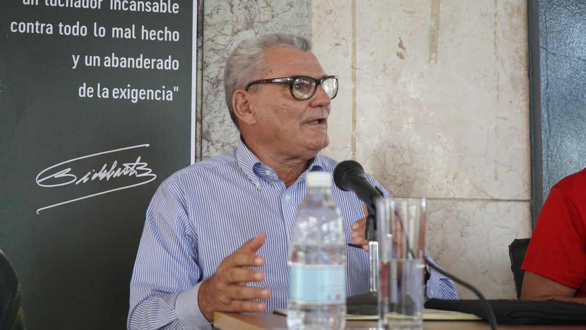 UOCuba's tweet photo. 📖 La @UOCuba, en ocasión del #95DeRaúl fue escenario de un acontecimiento memorable: la presentación de las Obras Escogidas del General de Ejército Raúl Castro Ruz. Esta colección constituye un testimonio excepcional de su trayectoria política, humana y revolucionaria. https://t.co/uInScoMMSc