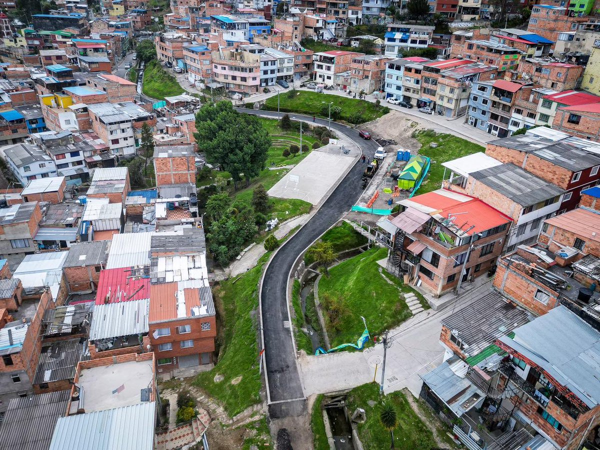 monicaruedap's tweet photo. En promedio, en la @UMVBogota estamos tapando 7.000 huecos cada mes, lo que equivale a más de 250 intervenciones mensuales en diferentes puntos de la ciudad. 

Un trabajo que mejora la movilidad y reduce riesgos para quienes recorren por Bogotá todos los días. 💛❤️ https://t.co/vj3neiI2W4