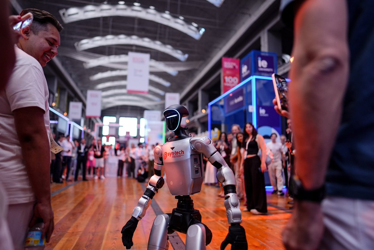 AlmeidaPP_'s tweet photo. Madrid, referente global de la innovación y la inteligencia artificial.

Visitamos junto a S.M. el Rey Felipe VI #SouthSummit2026, el evento que reúne en La Nave a emprendedores, inversores, corporaciones, instituciones y líderes tecnológicos de todo el mundo, conectando en nuestra ciudad talento, inversión y tecnología para liderar el futuro.