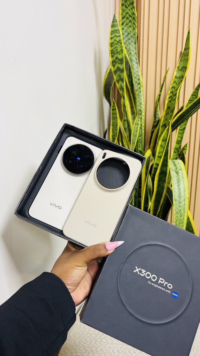 PhoneExpressKe's tweet photo. CAPTURE THE IMPOSSIBLE 😲😮
ZOOM BEYOND LIMITS🔥

Vivo X300 PRO. 5G
16GB Ram | 512GB Storage 
Open Box📦
🔭24 Months East Africa Warranty 

1. Monster 200MP ZEISS APO Periscope Telephoto Camera
2. Pro-Level Triple Camera System
3. Beast Mode Performance
📷6.78-inch LTPO AMOLED stunning Display 
🔋6510mAh BlueVolt silicon-carbon battery
🤖Runs Android 16 with OriginOS 6 — smooth, customizable, and improved globally.
🔬Laser AF + color spectrum sensor for precise focusing.
🤳🏾Multi-focal HD portraits with “five golden focal lengths.”
•  Transforms into a mini pro camera with optional Photography Grip Kit.

Delivery Countrywide 📦🚚
110,000ksh
Shop & Save🛍️🛒

First Come,First Serve✅

ZEISS MAGIC IN YOUR POCKET🔥