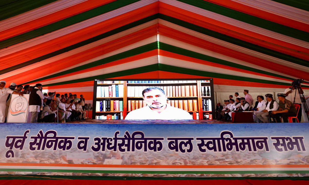 Kumari_Selja's tweet photo. आज उत्तराखंड में उमड़ा यह अभूतपूर्व जनसैलाब इस बात की स्पष्ट गवाही दे रहा है कि प्रदेश की जनता भाजपा को सत्ता से बाहर कर कांग्रेस की सरकार बनाने का मन बना चुकी है।

लोकसभा में नेता प्रतिपक्ष श्री राहुल गांधी जी खराब मौसम के कारण आज कार्यक्रम स्थल तक नहीं पहुँच सके, लेकिन उन्होंने देवभूमि उत्तराखंड की जनता से संवाद करते हुए विश्वास दिलाया है कि वे शीघ्र ही पुनः उत्तराखंड आएंगे, लोगों के बीच समय बिताएंगे, उनकी बात सुनेंगे और प्रदेश के बेहतर भविष्य की दिशा में मिलकर आगे बढ़ेंगे।

जनता का यह उत्साह, यह विश्वास और यह अपार समर्थन स्पष्ट संकेत है कि उत्तराखंड बदलाव चाहता है और कांग्रेस के साथ आगे बढ़ना चाहता है।