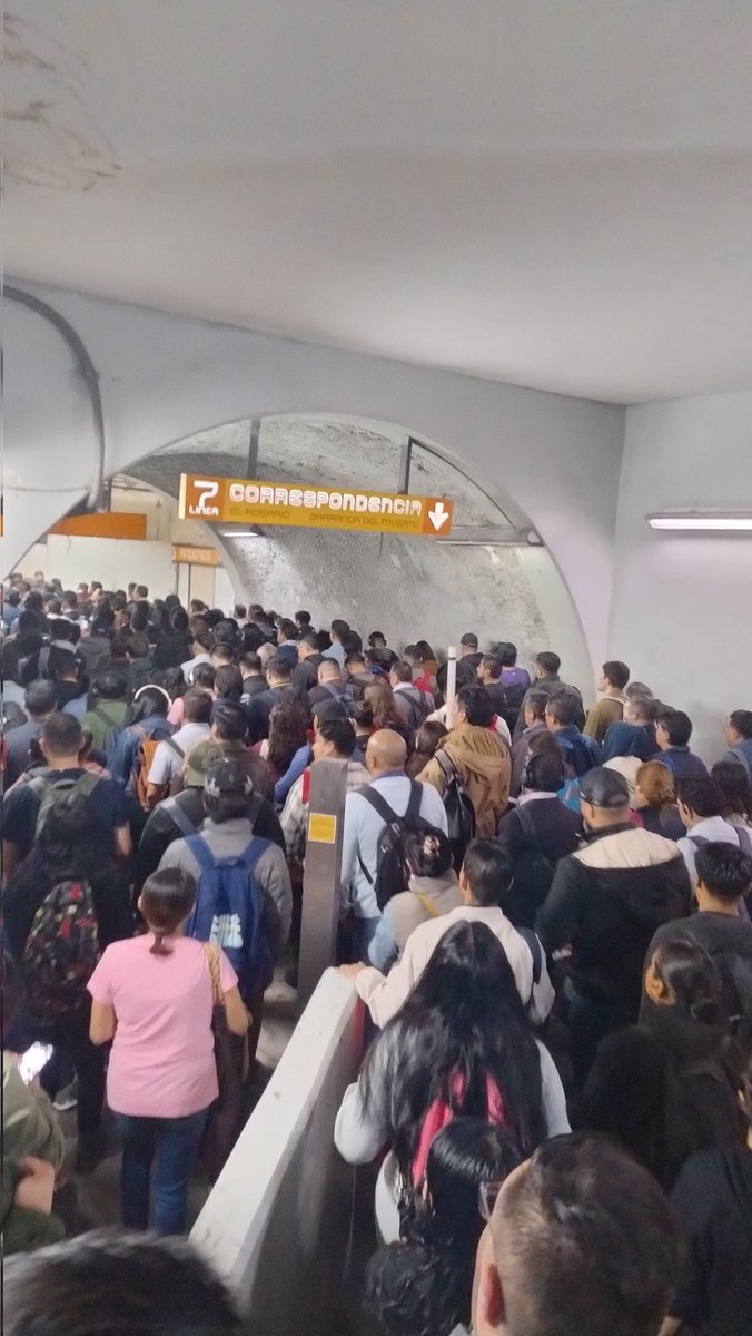 urbalejandro's tweet photo. @MetroCDMX 

Alta afluencia en estación Mixcoac para transbordadar de la línea 12 a Línea 7.
Las escaleras eléctricas del primer tramo apagadas y la escalera para la línea 7 sigue en reparación desde hace 1 mes.
Se requiere un servicio eficiente. https://t.co/NczSFVaOIn
