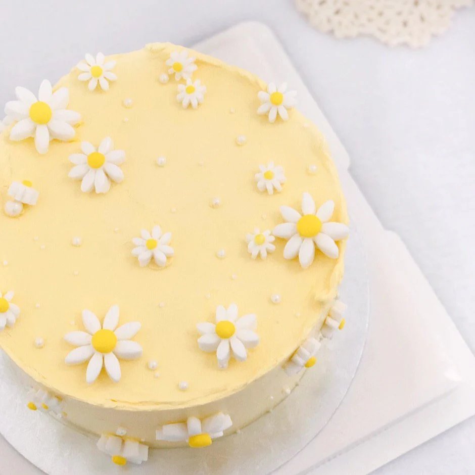 daily_dolce's tweet photo. Daisy cake by honeypeachsg 🌼💐 https://t.co/5bKZZ0YDbz
