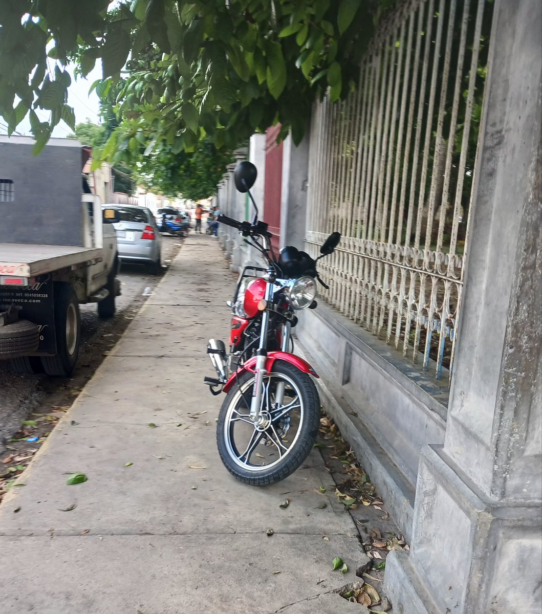 LenchoM's tweet photo. Las vías de peatones están ocupadas por motos estacionadas en las aceras de los pueblos y ciudades de #Lara.
Las motos ayudan a resolver el problema de movilidad de la gente, pero eso no justifica ocupar las vías del peatón.
La educación es también actuar bien, como ciudadanos. https://t.co/eXkn3LEK82