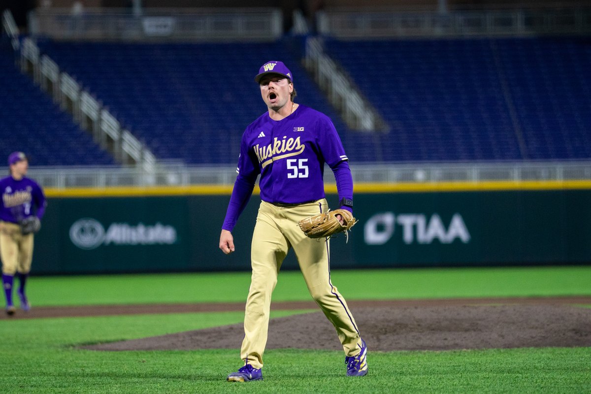 UW_Baseball's tweet photo. A proven leader 💪

Tommy Brandenburg was honored with the Husky Leadership Award at last night's WESPYs! https://t.co/CIai9U27l2