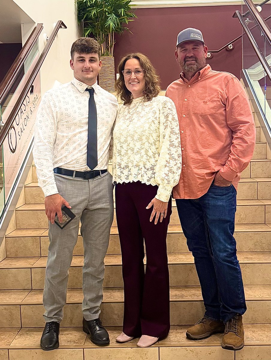 Harvey_Grove56's tweet photo. Proud to receive the rotary club award. 

“This award recognizes students for their outstanding personal character, leadership, academic success, and commitment to being a team player both on and off the field.” https://t.co/TviMZ6DMGF