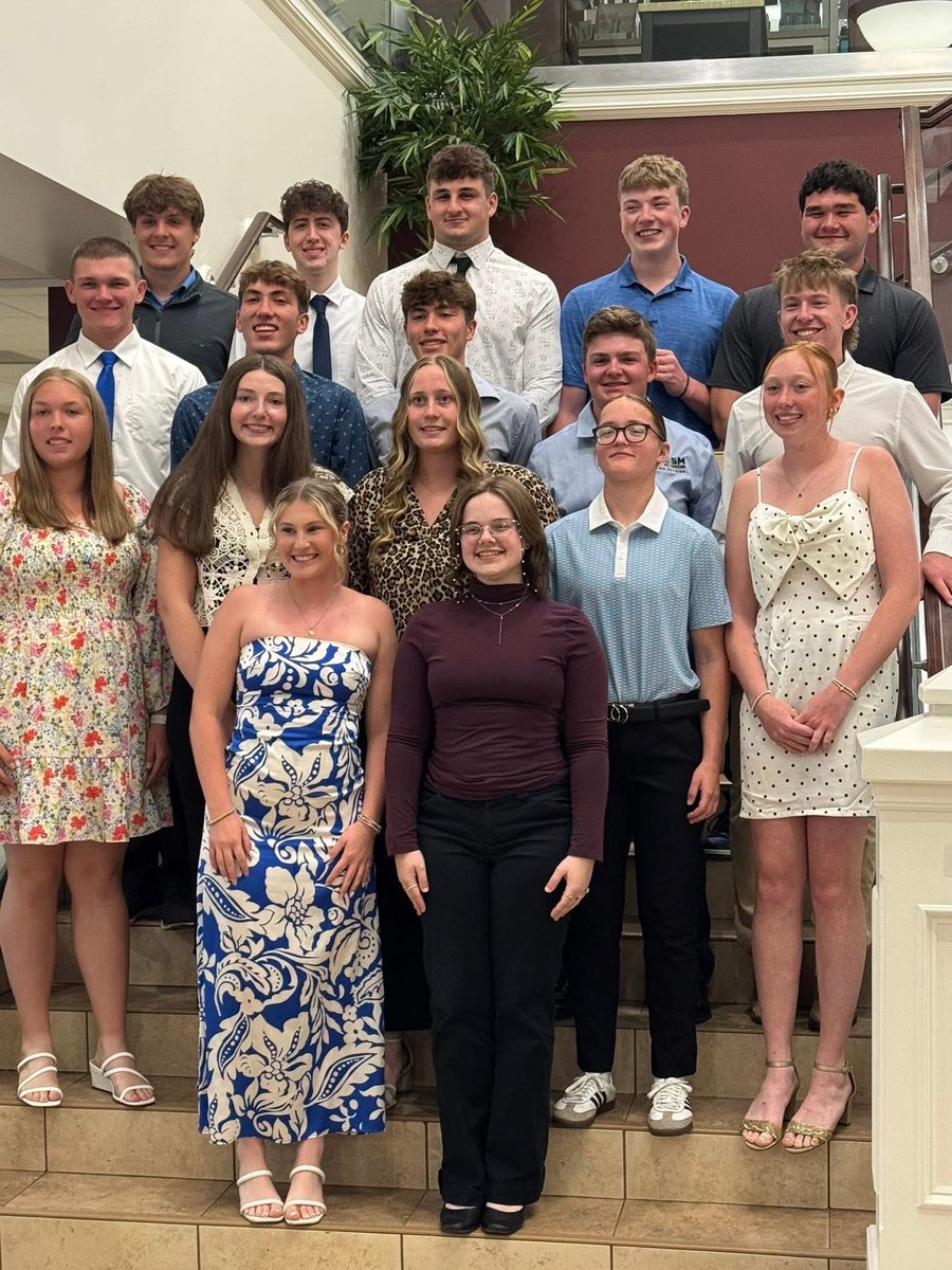 Harvey_Grove56's tweet photo. Proud to receive the rotary club award. 

“This award recognizes students for their outstanding personal character, leadership, academic success, and commitment to being a team player both on and off the field.” https://t.co/TviMZ6DMGF